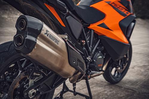 Akrapovič Slip-On Line Titanio – Silenciador KTM 1290 Super Adventure R / S 2021–2024, imagen 2 de 2