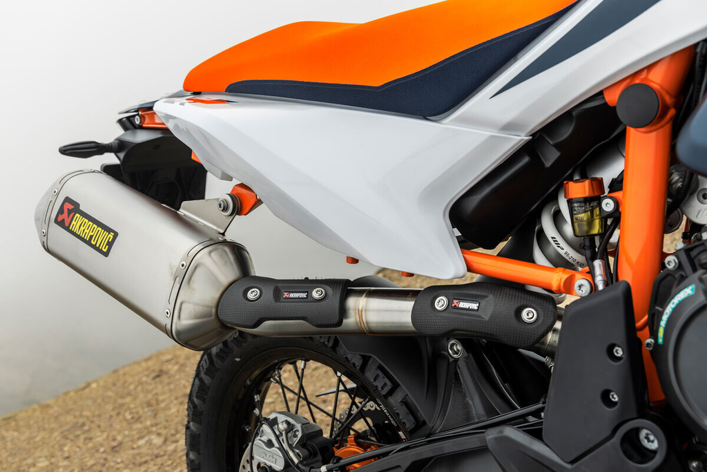 Akrapovič Slip-On Line Titanio – Silenciador KTM 790/890 Adventure / 890 SMT 2019–2027, imagen 3 de 3