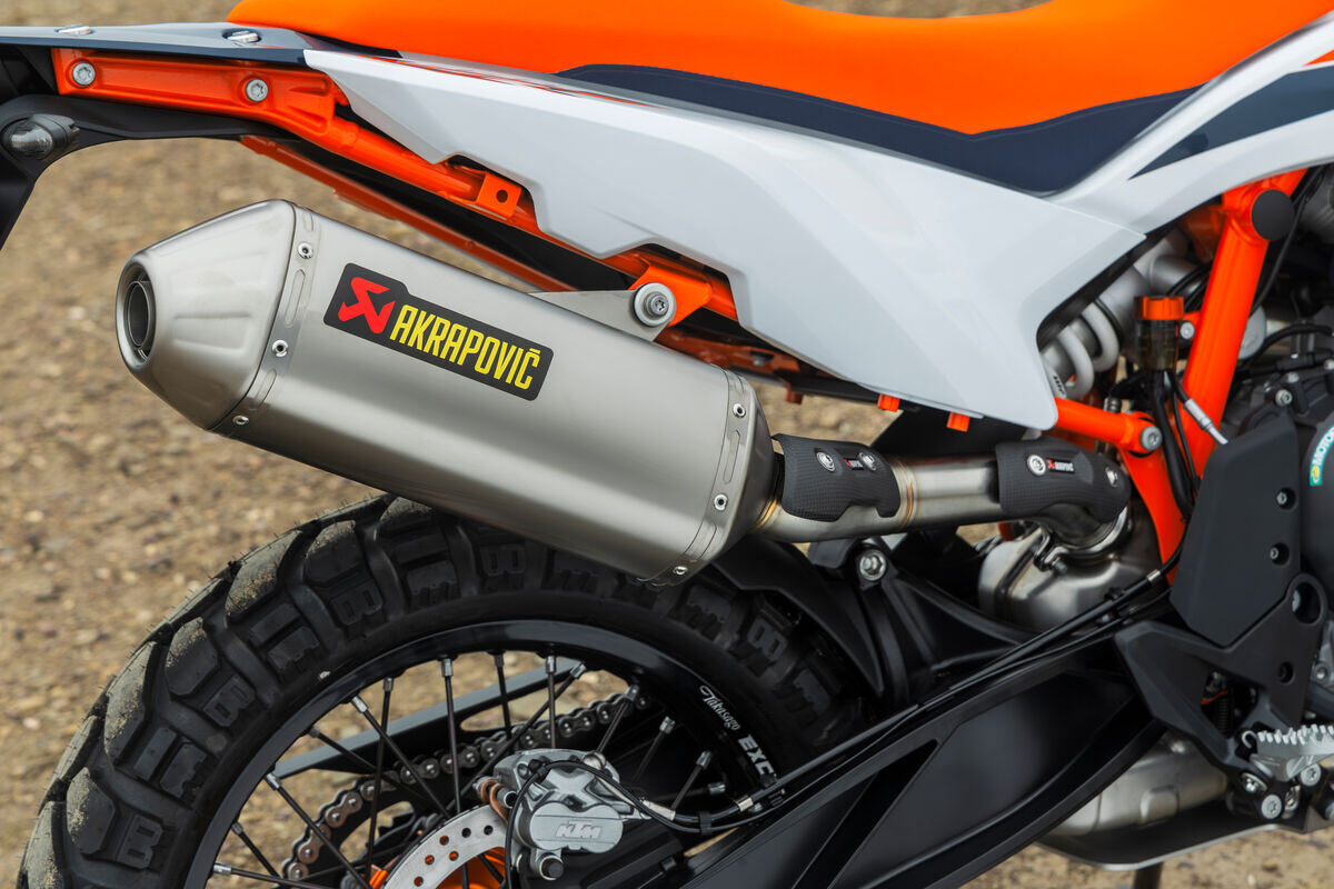 Akrapovič Slip-On Line Titanio – Silenciador KTM 790/890 Adventure / 890 SMT 2019–2027, imagen 2 de 3