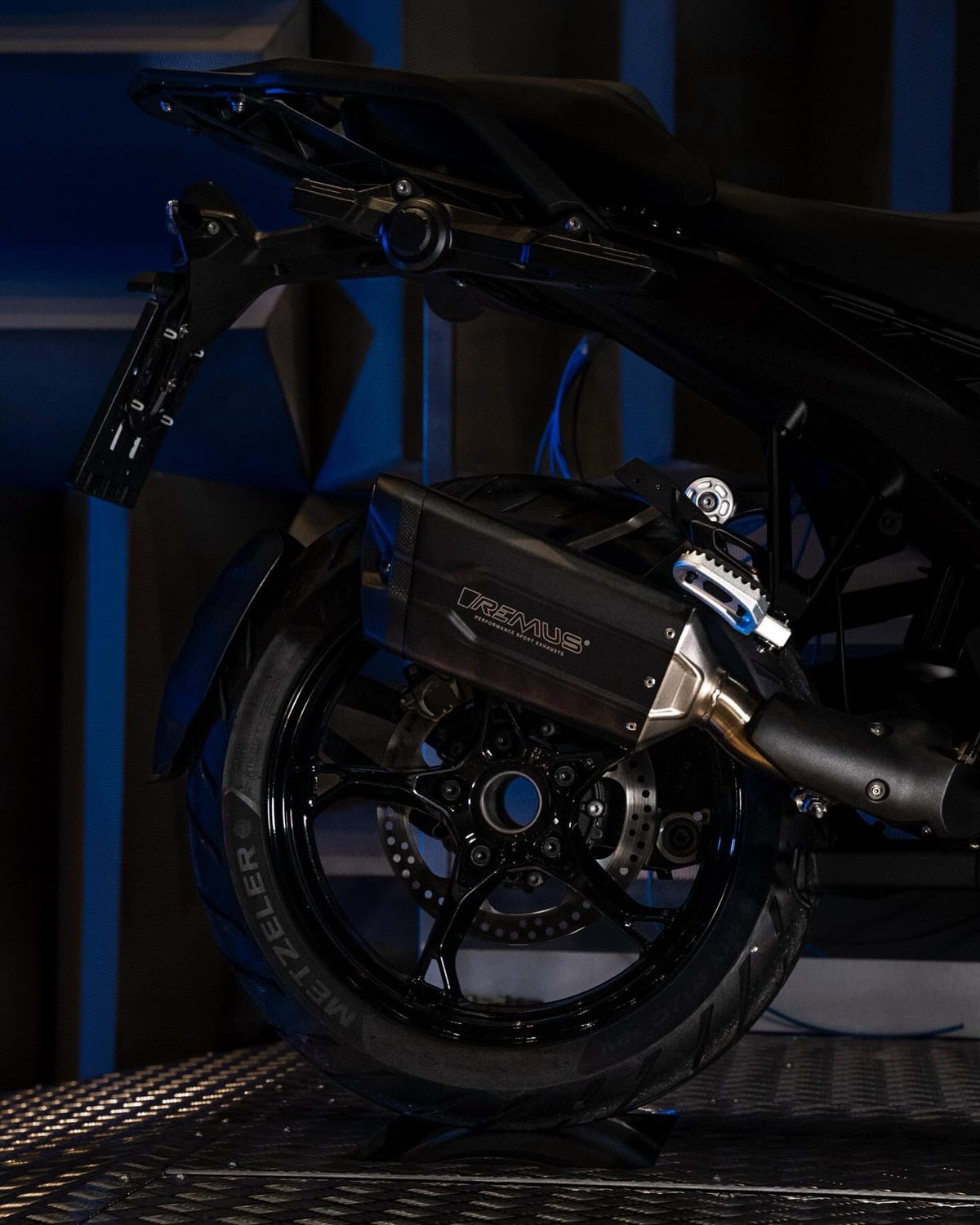 Remus 8 2.0 Inox Negro – Silenciador slip-on BMW R 1300 GS / Adventure 2024+, imagen 2 de 3