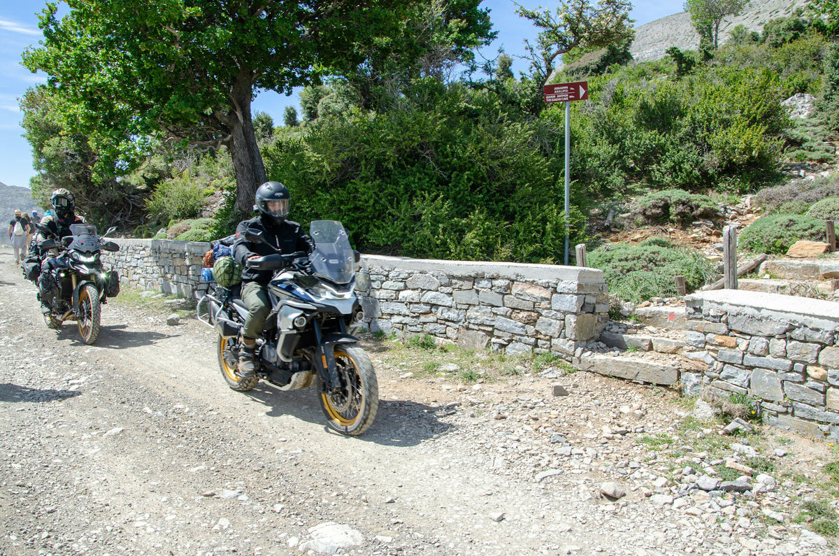 Dos motos adventure en camino de ripio